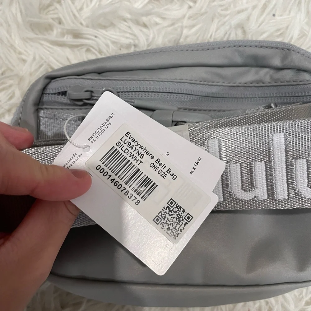 NWT lululemon everywhere belt bag silver drop white wordmark - Picture 4 of 4